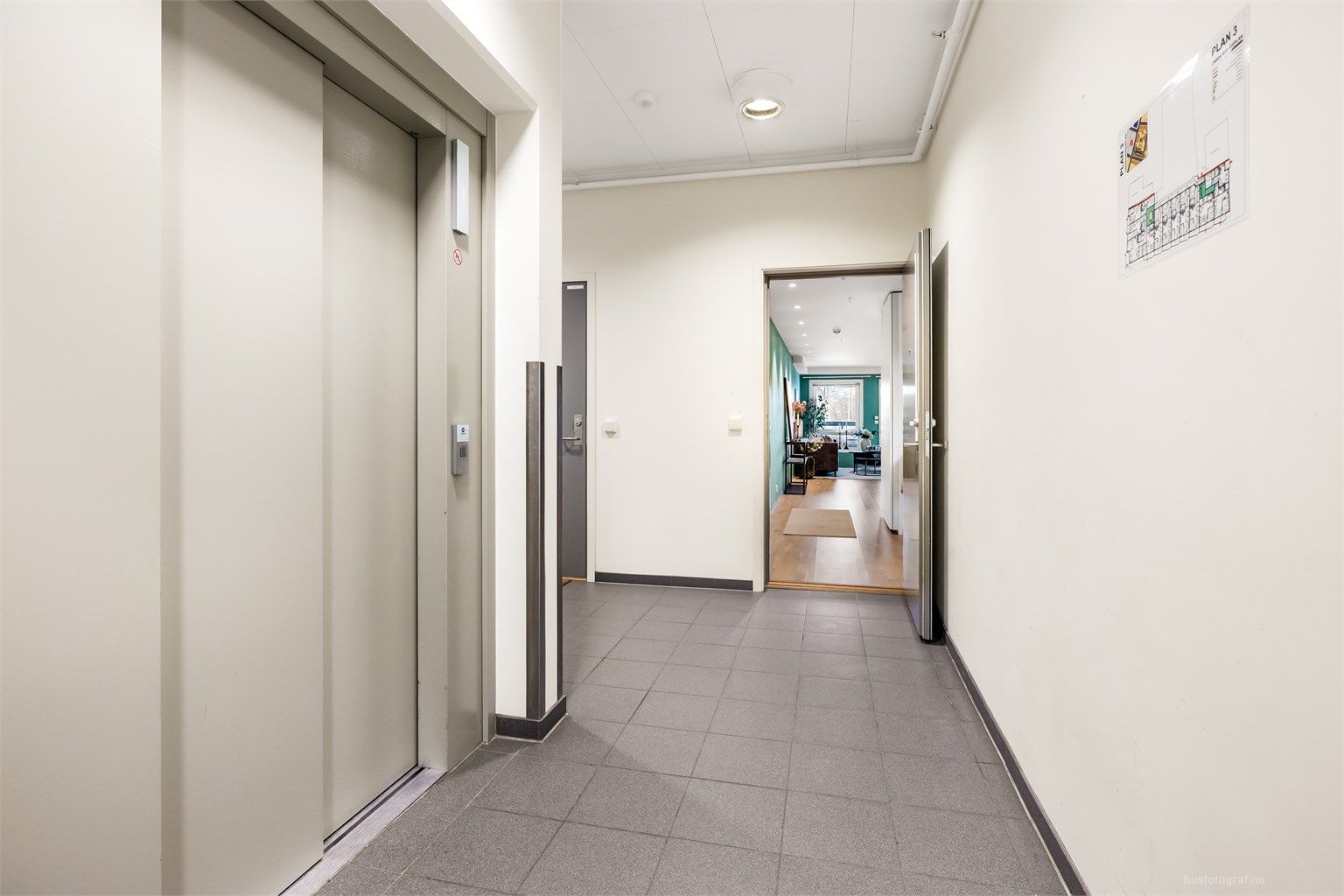 Leiligheten ligger i 3. etasje med enkel adkomst via heis fra inngangsparti og garasje.