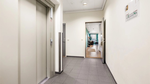 Leiligheten ligger i 3. etasje med enkel adkomst via heis fra inngangsparti og garasje.