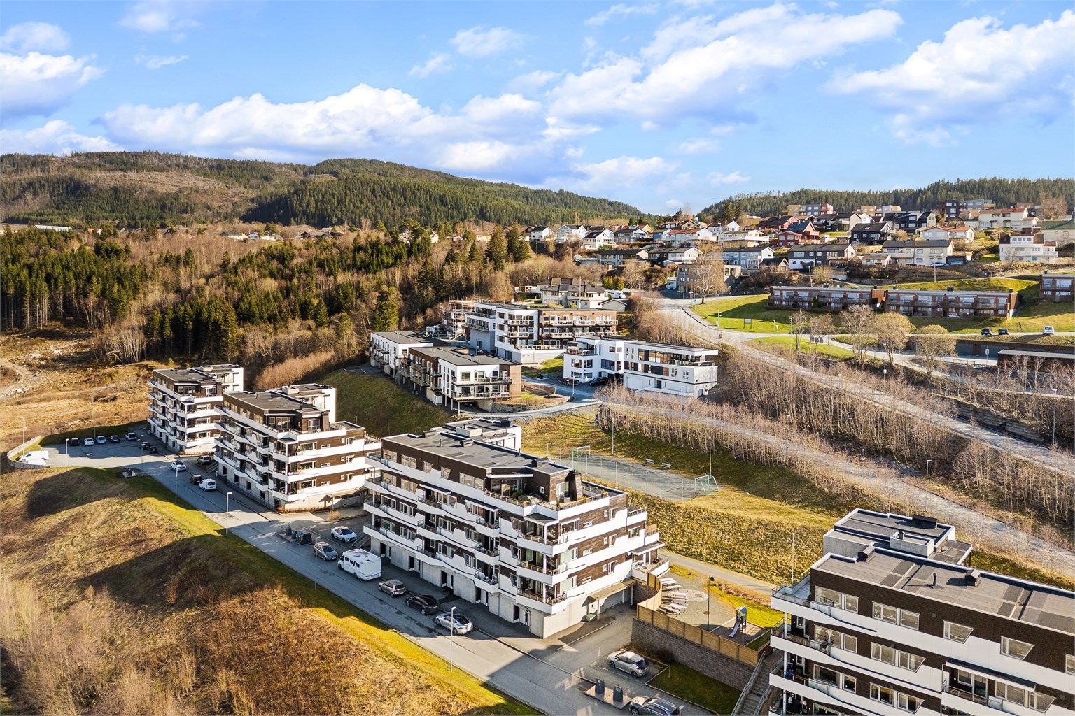 Velkommen til en lys og innbydende 3-roms selveierleilighet beliggende i et veletablert boligområde på Reppe! 