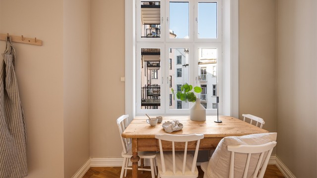 Kjøkkenet har gode arbeidsflater med praktisk benkebelysning og god plass til spisebord foran vinduet mot bakgården.