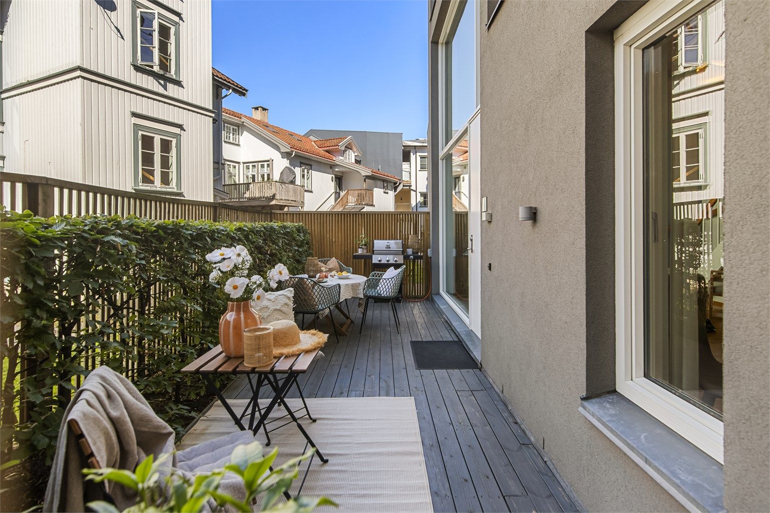 Her er det god plass til langbord med familie og venner - perfekt for varme sommerdager og sene sommerkvelder.