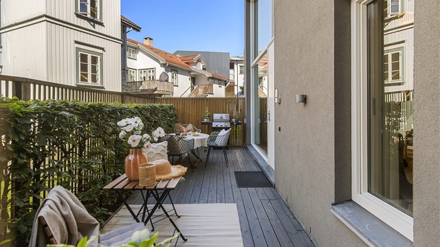 Her er det god plass til langbord med familie og venner - perfekt for varme sommerdager og sene sommerkvelder.