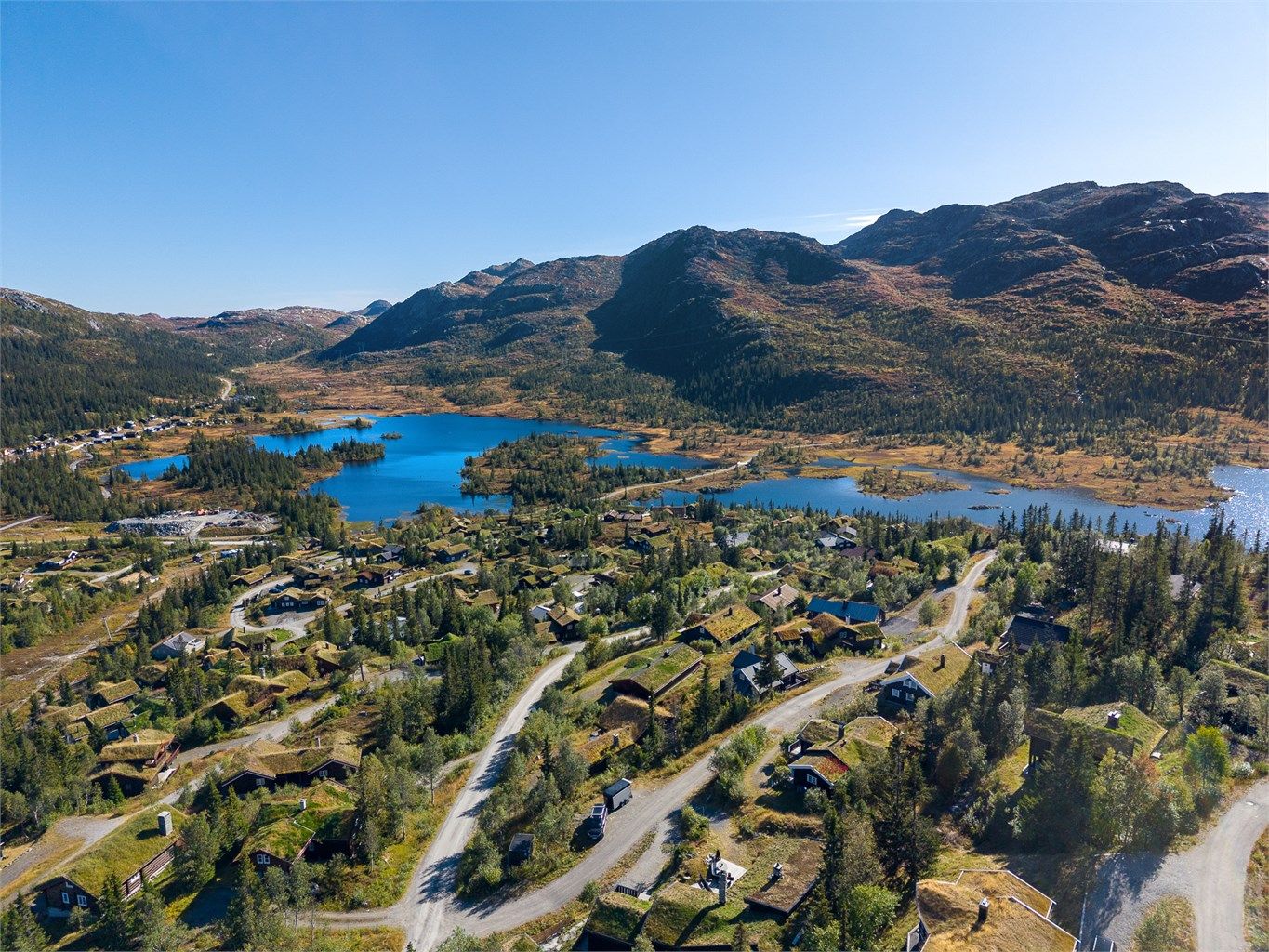 Kvitåvatn ligger like nedenfor med muligheter for padling, kanoturer og bading.