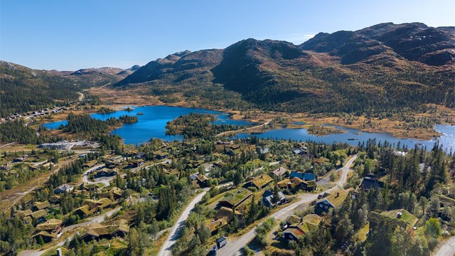 Kvitåvatn ligger like nedenfor med muligheter for padling, kanoturer og bading.