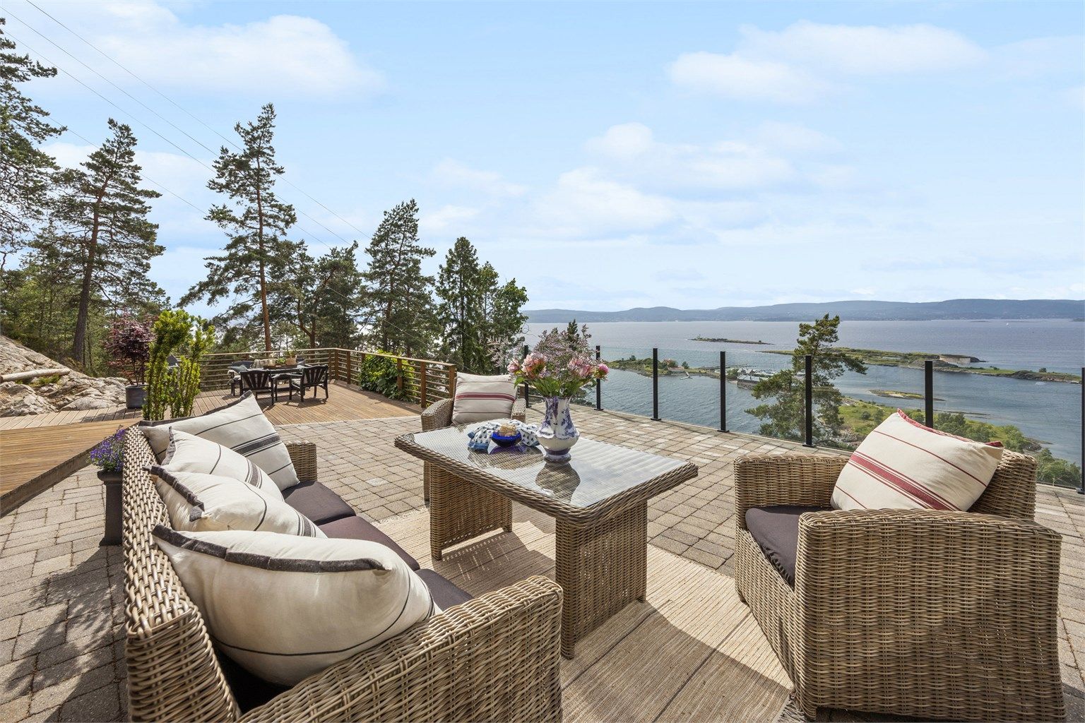 Terrassen ligger fritt og usjenert til, med en fantastisk utsikt over Oslofjorden. Glassrekkverk bidrar til et moderne uttrykk og sikrer at utsikten kan nytes uhindret. 