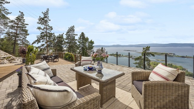 Terrassen ligger fritt og usjenert til, med en fantastisk utsikt over Oslofjorden. Glassrekkverk bidrar til et moderne uttrykk og sikrer at utsikten kan nytes uhindret.