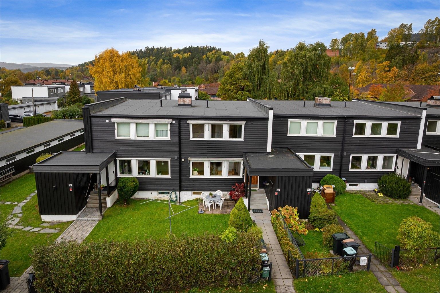 Rekkehuset ligger i et veletablert bomiljø med asfalterte internveier og grønne fellesarealer.