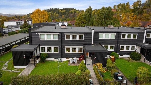 Rekkehuset ligger i et veletablert bomiljø med asfalterte internveier og grønne fellesarealer.