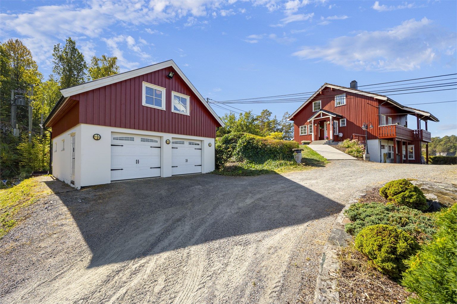 Eneboligen og den doble garasjen med innredet loft, oppført i 2010.
