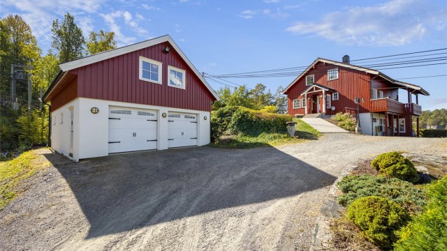 Eneboligen og den doble garasjen med innredet loft, oppført i 2010.