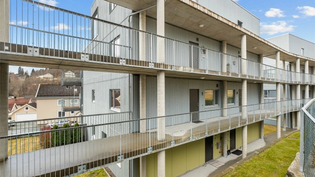 Kollektivtilbudet er meget godt. Nærmeste bussholdeplass ligger ved Byåsen skole, kun ca. 3 minutters gange fra leiligheten, med hyppige avganger og flere linjer. Munkvoll trikkeholdeplass nås på ca. 6 minutter til fots og gir enkel adkomst til Sentrum.