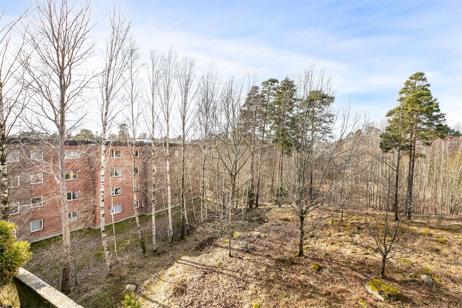 Høyden av tredje etasje gir et fint utsyn til omgivelsene. På vestsiden er det ingen bebyggelse - kun et større grøntområde.