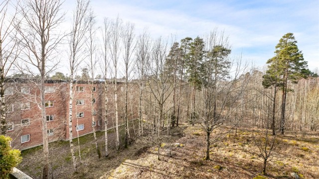 Høyden av tredje etasje gir et fint utsyn til omgivelsene. På vestsiden er det ingen bebyggelse - kun et større grøntområde.