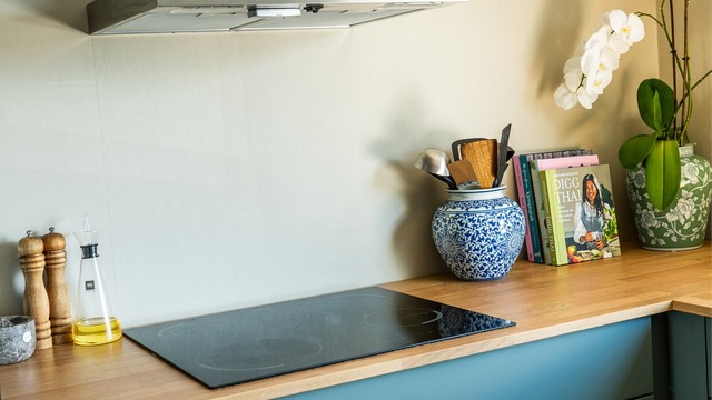 Kjøkkenventilator med kullfilter over kokesonen.