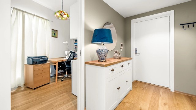 Entré/gang med downlights i tak.