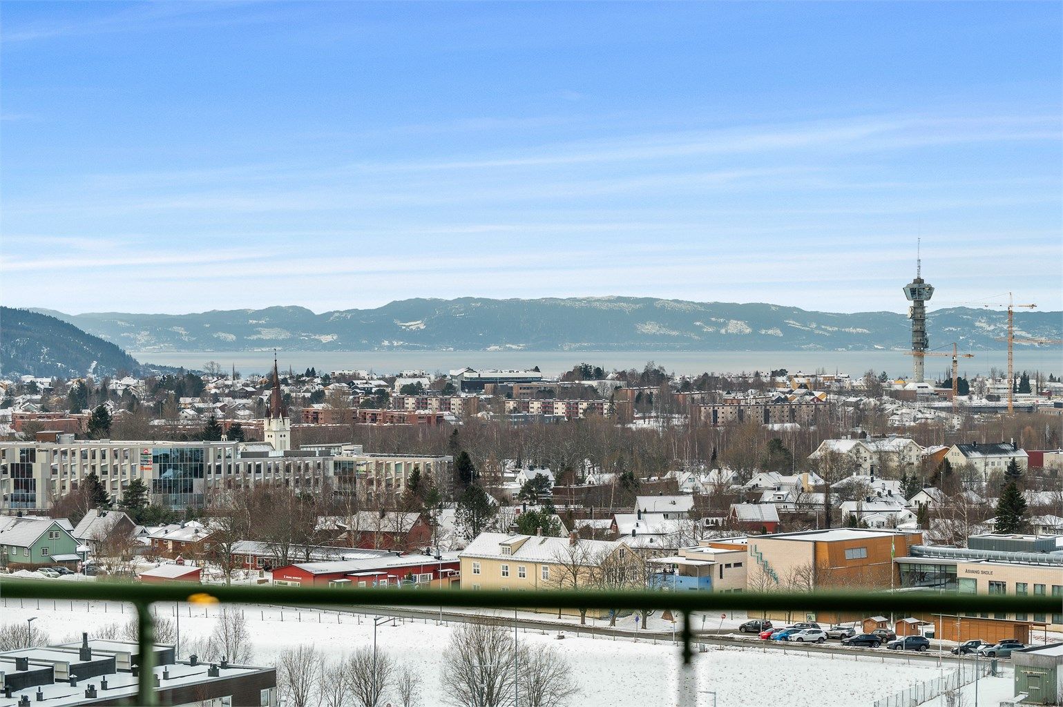 Fra verandaen kan du nyte en vidstrakt utsikt over byen, Trondheimsfjorden og helt mot Fosenalpene – med kveldssol til sola går ned.