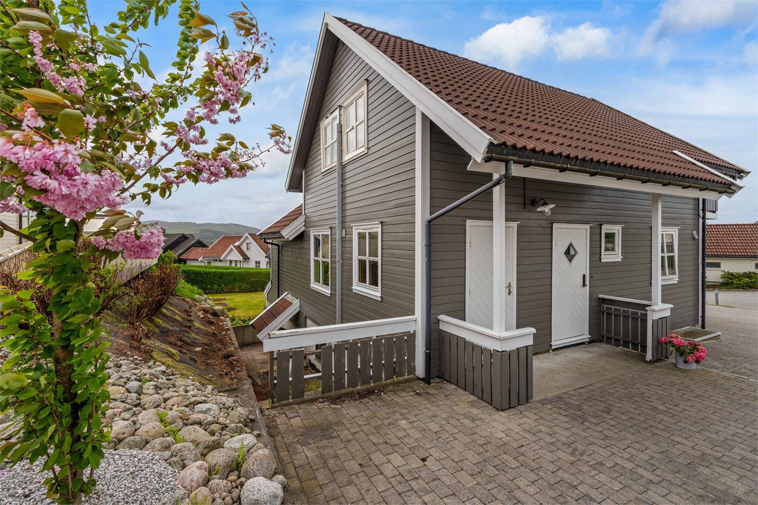 Inngangsparti med dører inn til både gang og vaskerom. En veldig kjekk løsning.