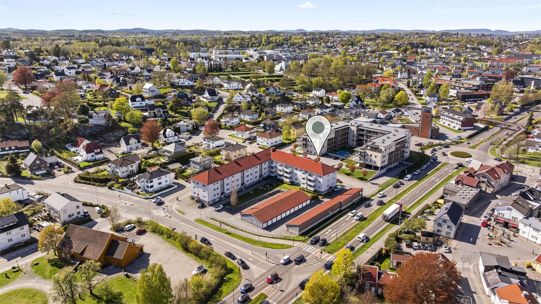 Området har gode kollektivforbindelser, med kort avstand til både bussholdeplass og Sandefjord stasjon.