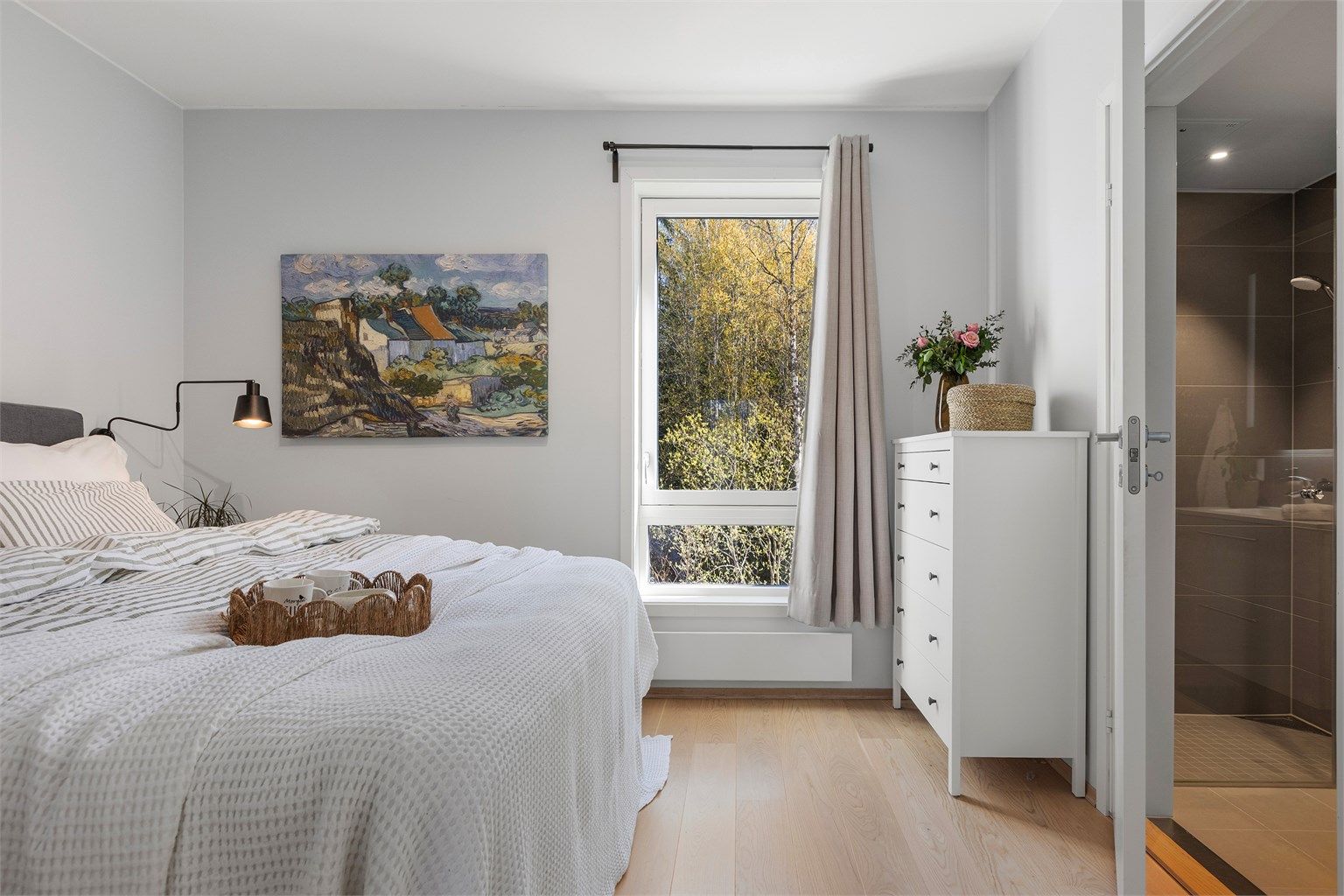 Hovedsoverommet har god plass til dobbeltseng og garderobeløsning, samt direkte adkomst til eget bad.