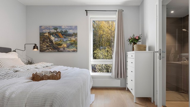 Hovedsoverommet har god plass til dobbeltseng og garderobeløsning, samt direkte adkomst til eget bad.