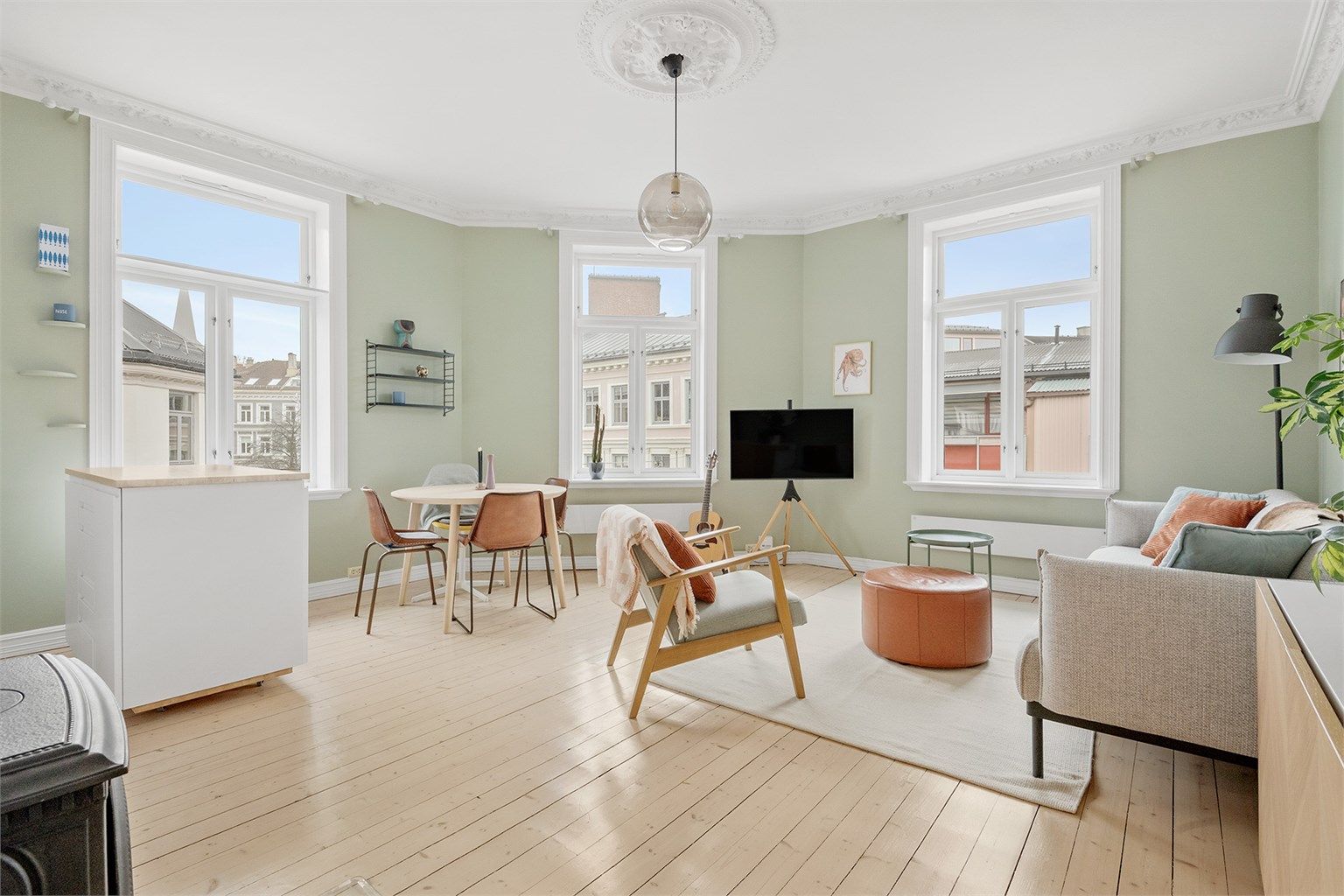 Lys og fin 2-roms leilighet med fine detaljer og sjarm