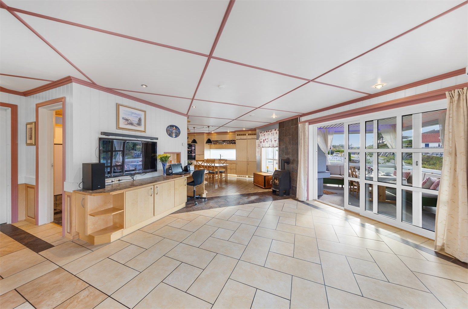 Da huset ble bygget ble flis valgt gjennomgående på alle gulv for å sikre lang holdbarhet og enkelt vedlikehold.