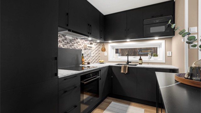 Kjøleskap med fryser, oppvaskmaskin, stekeovn, mikrobølgeovn og platetopp. Vegghengt ventilator. Komfyrvakt tilkoblet platetopp.