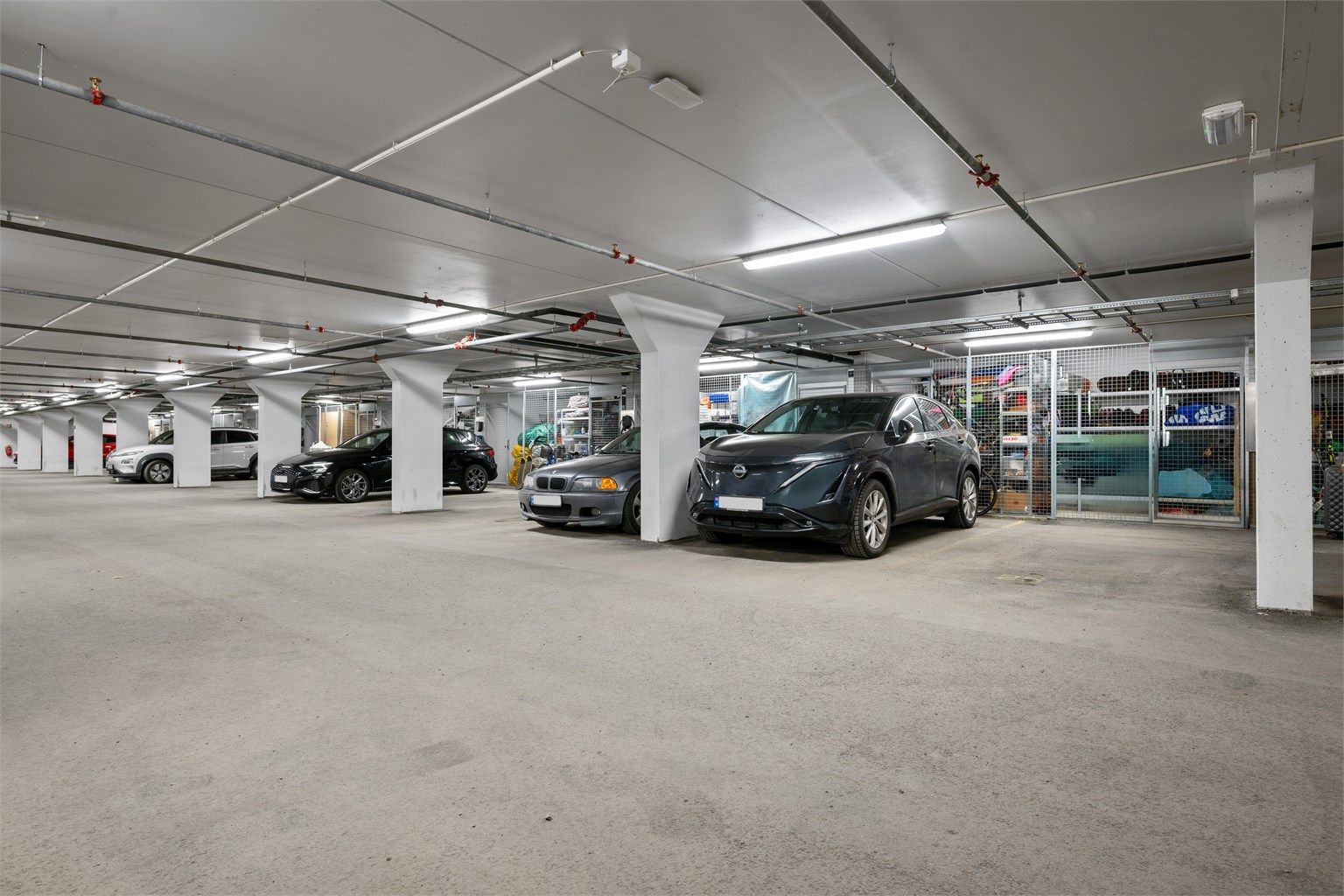 Leiligheten disponerer en garasjeplass og bod i sameiets felles garasjeanelegg.