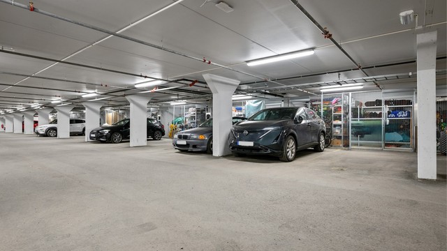 Leiligheten disponerer en garasjeplass og bod i sameiets felles garasjeanelegg.