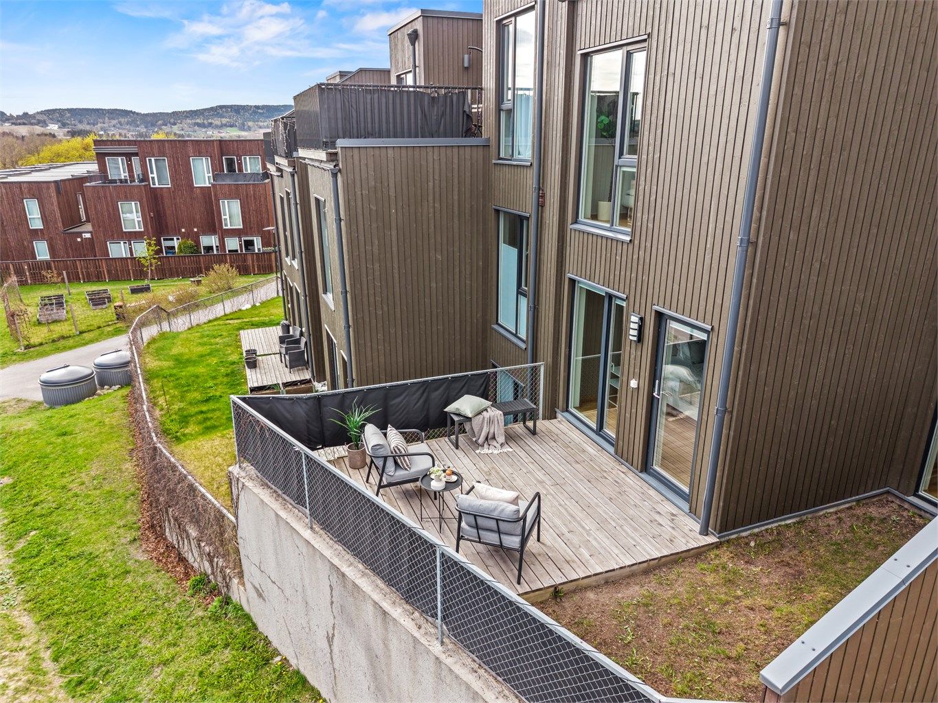 Markterrassen ligger skjermet til på baksiden av boligen.
