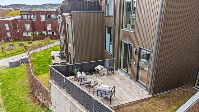 Markterrassen ligger skjermet til på baksiden av boligen.