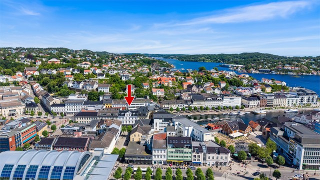 Arendal sentrum med sin karakteristiske trehusbebyggelse og urbane kvaliteter. Leiligheten ligger midt i smørøyet!