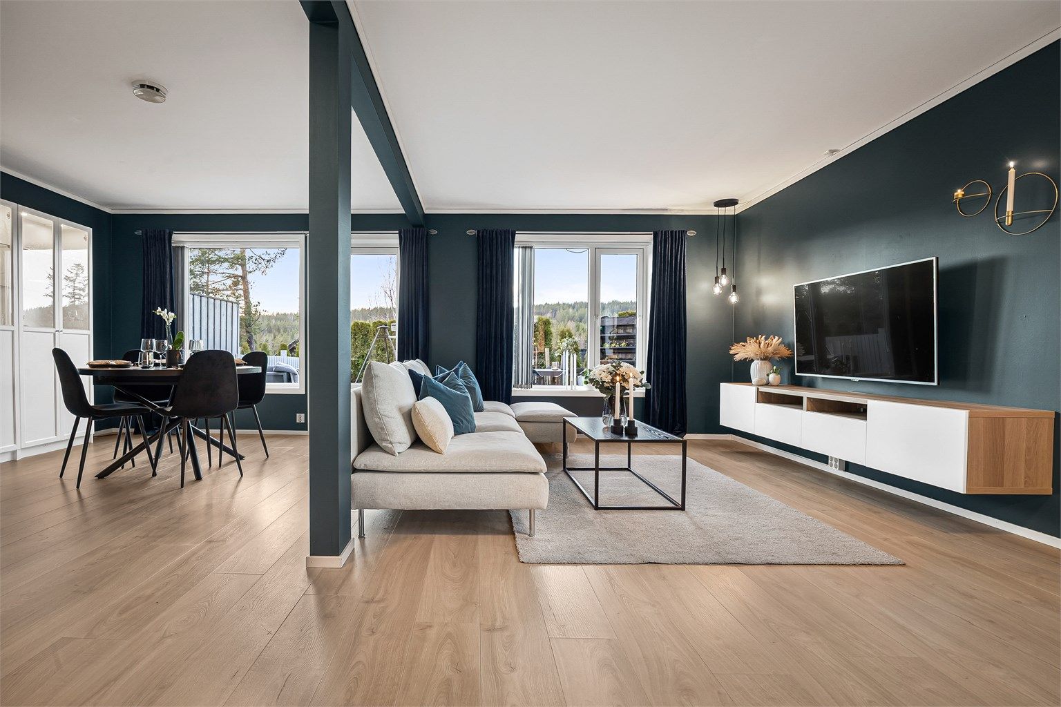 Skiftet alle laminatgulv i 2023/2024 og skiftet innvendige dører