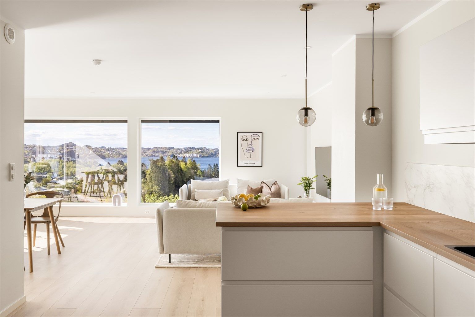 Her kan man nyte utsikten også når man tilbereder mat på kjøkkenet.