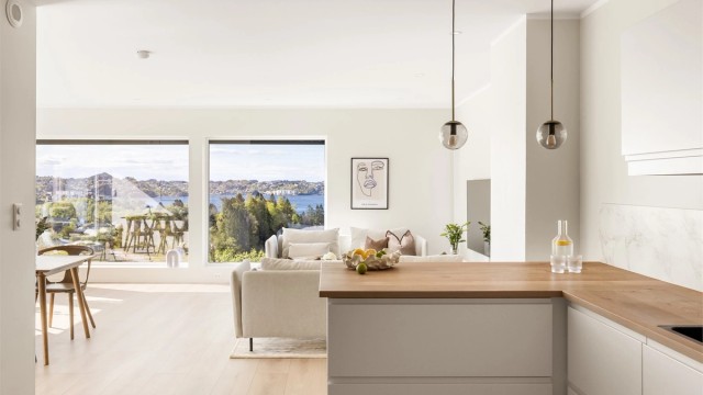 Her kan man nyte utsikten også når man tilbereder mat på kjøkkenet.