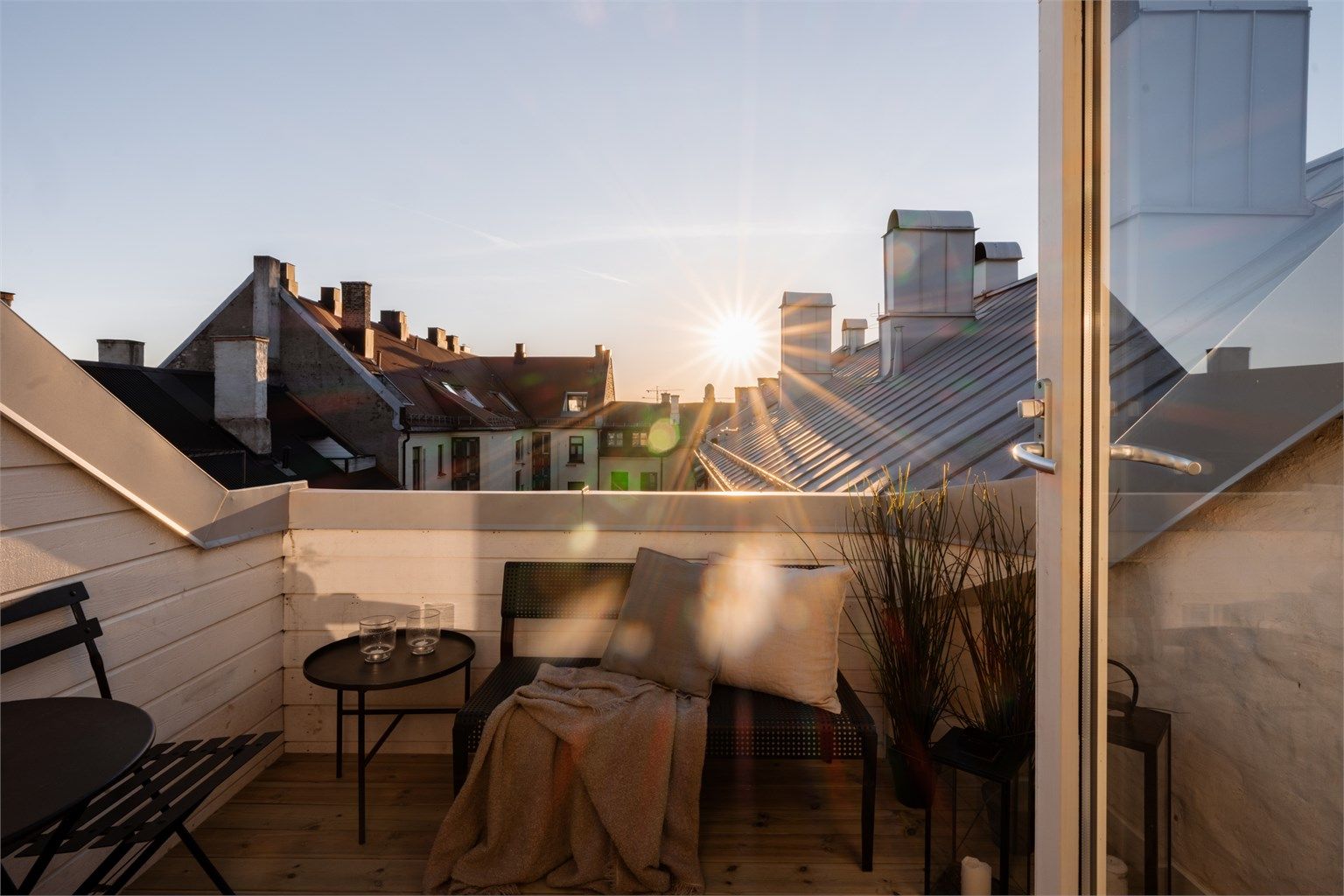 Her kan du nyte gode solforhold med utsikt over nabolagets tak.
