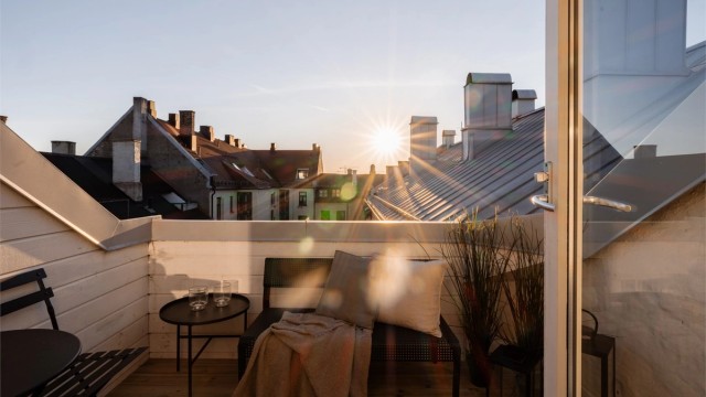 Her kan du nyte gode solforhold med utsikt over nabolagets tak.