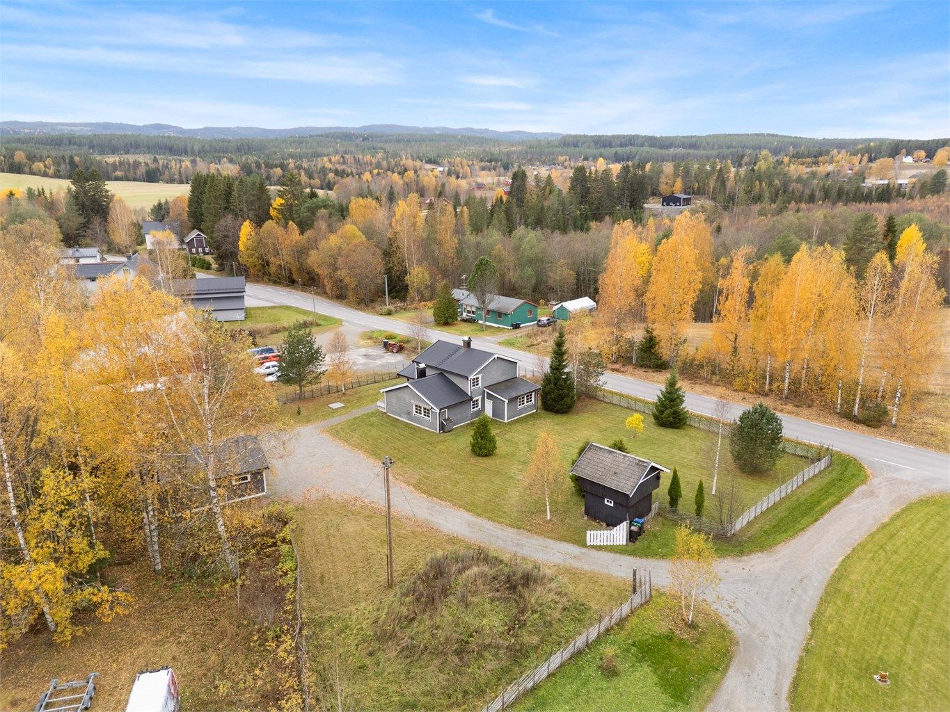 Stor og innbydende tomt med rom for både lek, avslapning og gode stunder.