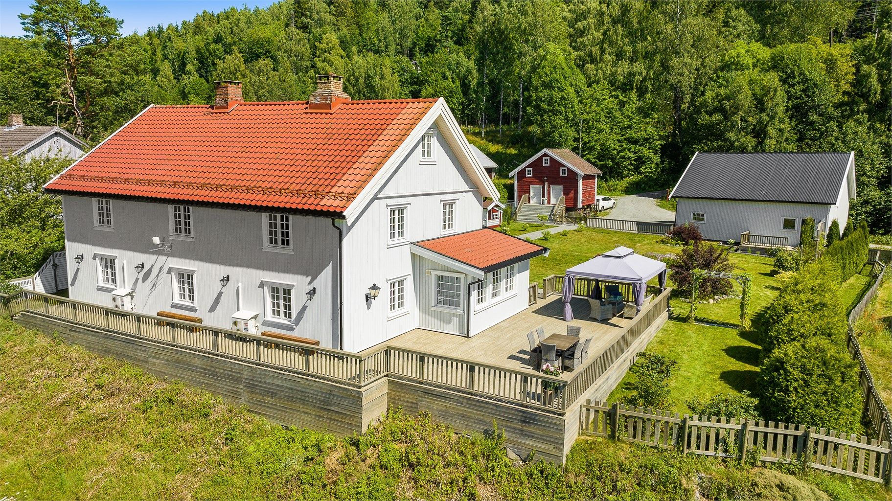Eiendommen ligger usjenert til med en stor hage og sol hele dagen