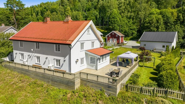 Eiendommen ligger usjenert til med en stor hage og sol hele dagen