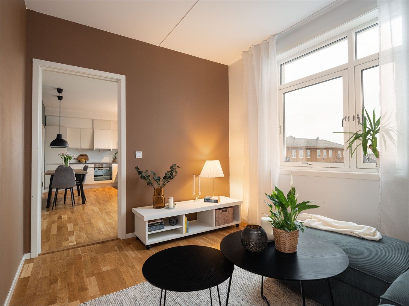 Rommet her en behagelig fargekombinasjon som skaper en rolig og behagelig stemning.