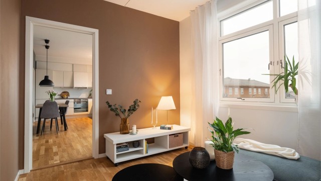 Rommet her en behagelig fargekombinasjon som skaper en rolig og behagelig stemning.