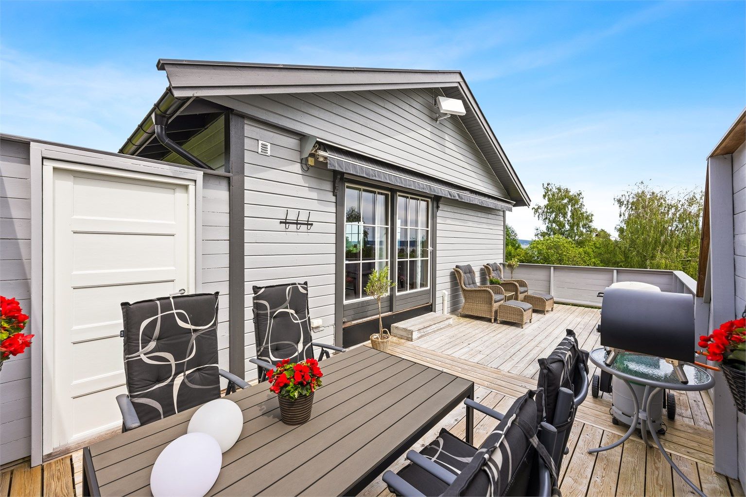 Stor terrasse med god plass til flere sittegrupper.