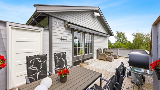 Stor terrasse med god plass til flere sittegrupper.