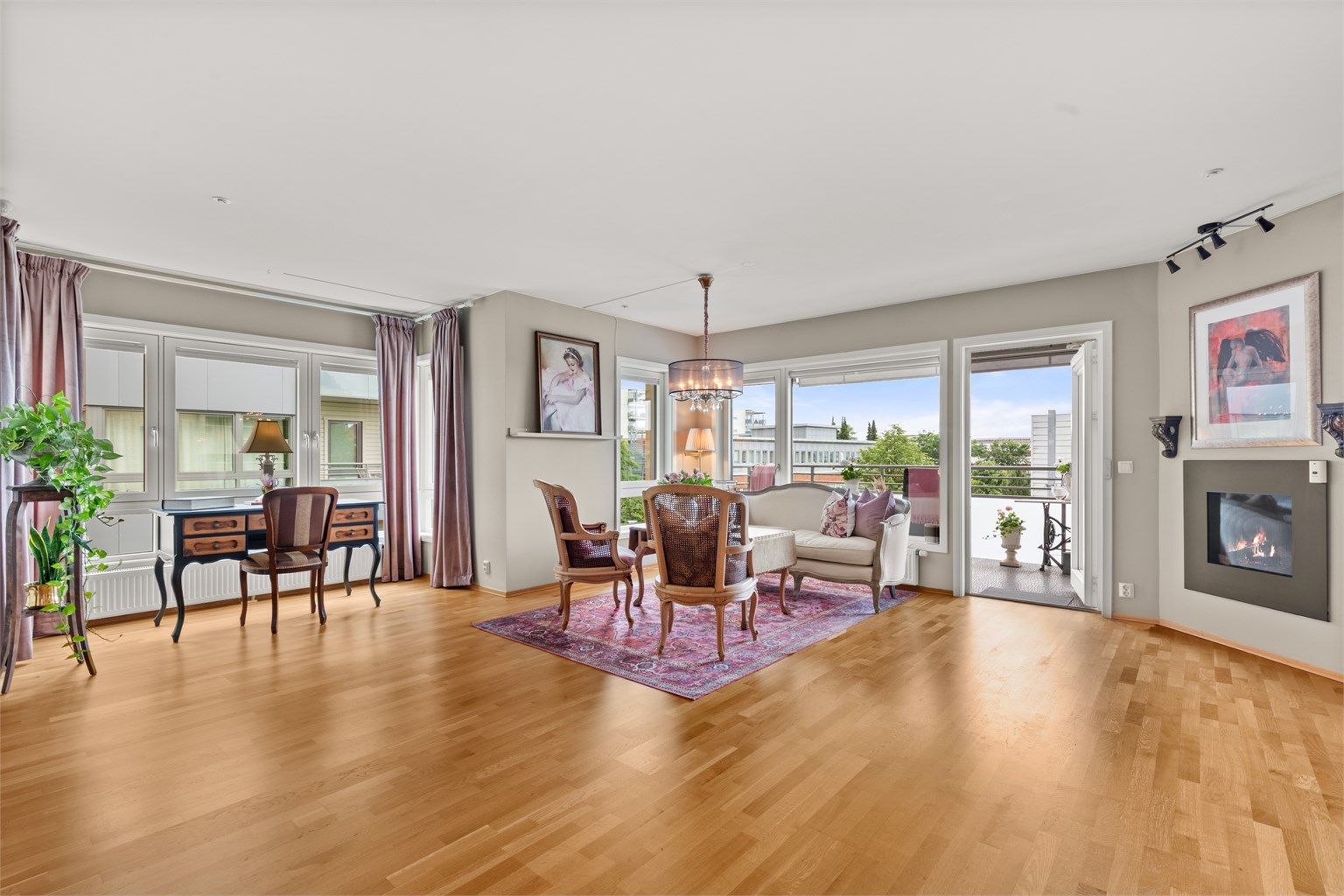 Krogsveen v/Simen Grevskott har gleden av å presentere denne lyse og delikate 3-roms endeleiligheten med en stor, solrik balkong. 