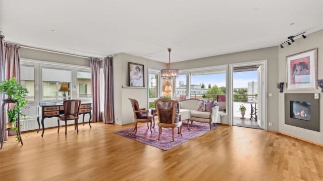 Krogsveen v/Simen Grevskott har gleden av å presentere denne lyse og delikate 3-roms endeleiligheten med en stor, solrik balkong.