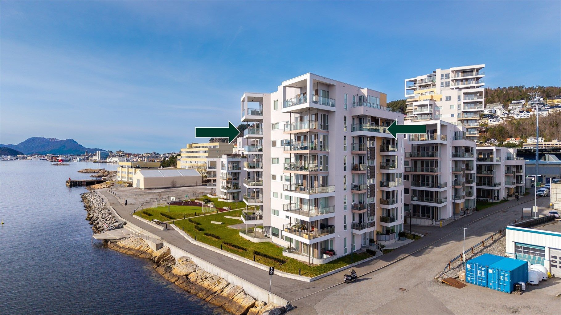 Fasade som viser den sjønære beliggenheten. Leiligheten er beliggende i 7 etasje og har 3 balkonger, 2 mot syd og en mot øst