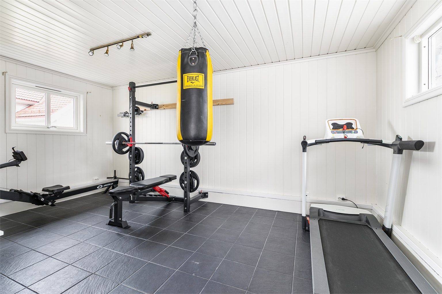 Garasjens to innredede rom er ikke omsøkt/godkjent eller tillatt benyttet til varig opphold. Dette benyttes i dag som treningsrom.