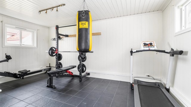 Garasjens to innredede rom er ikke omsøkt/godkjent eller tillatt benyttet til varig opphold. Dette benyttes i dag som treningsrom.