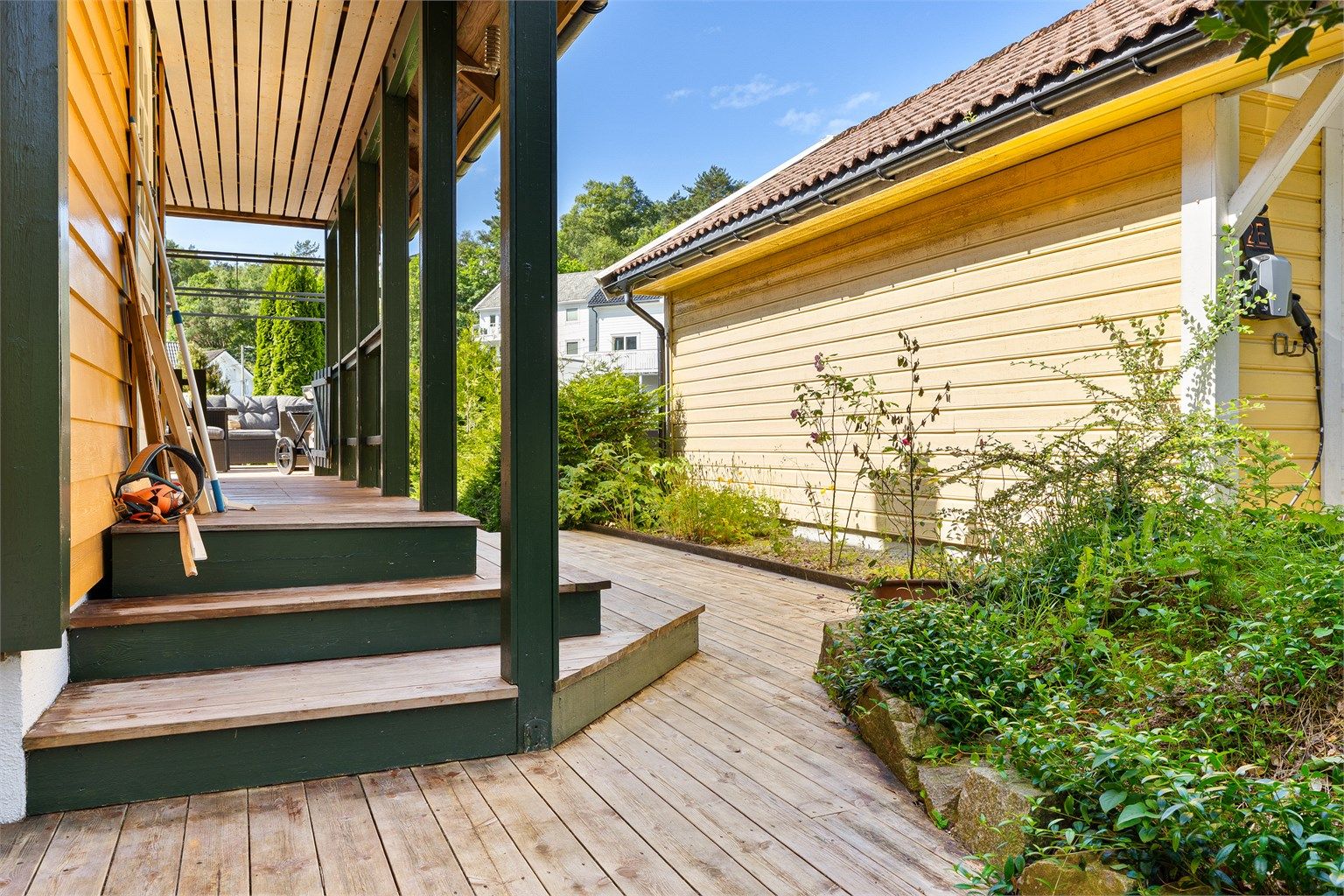 Koselig platting på husets bakside med egen utgangsdør